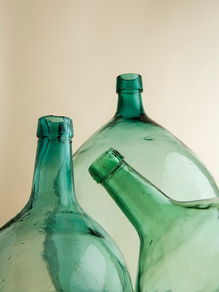 Пятилитровую бутылку водки украл житель Карелии у соседа, разбив окно лопатой