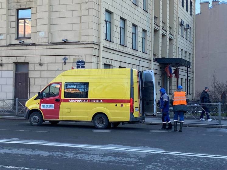 «Теплосеть» начала ремонтные работы на месте коммунальной аварии на Курляндской улице