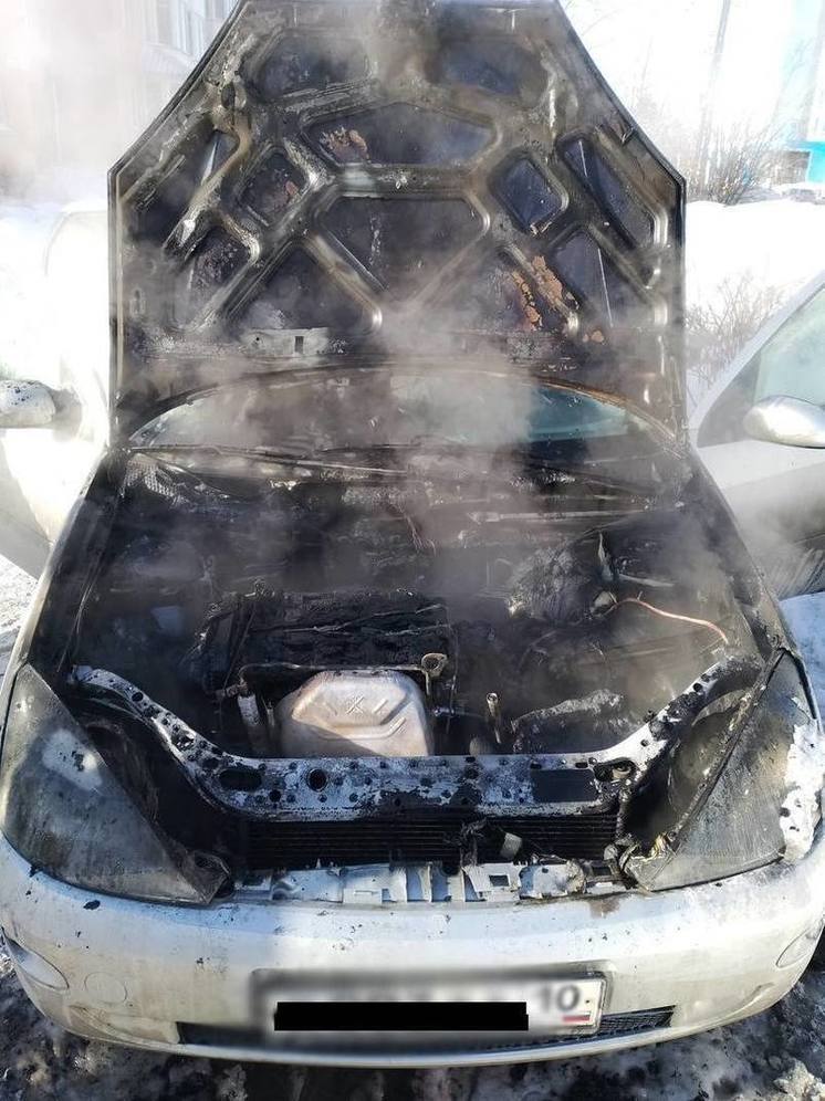 Очевидцы показали, как горел автомобиль утром в Петрозаводске