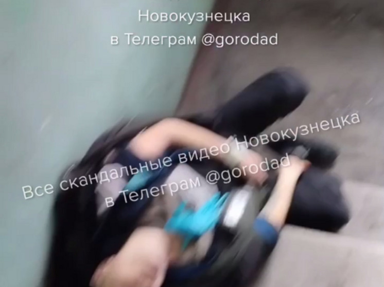 Соцсети: в подъезде новокузнецкой пятиэтажки нашли труп