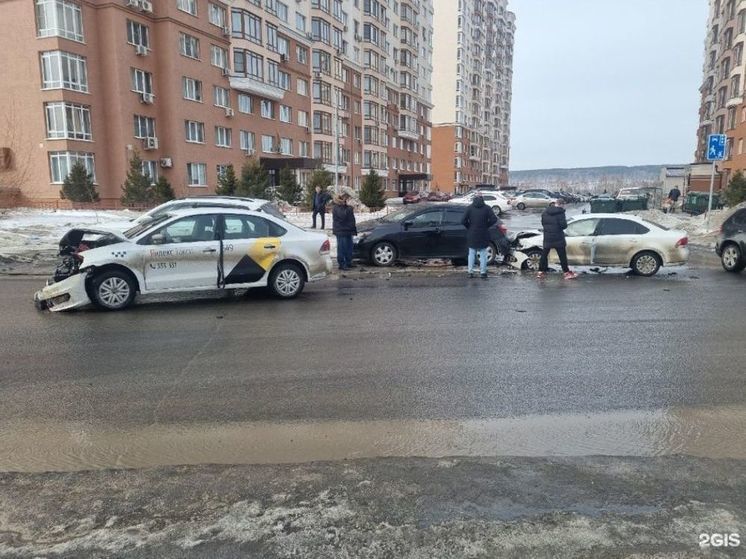 ДТП с участием такси произошло на кемеровском проспекте