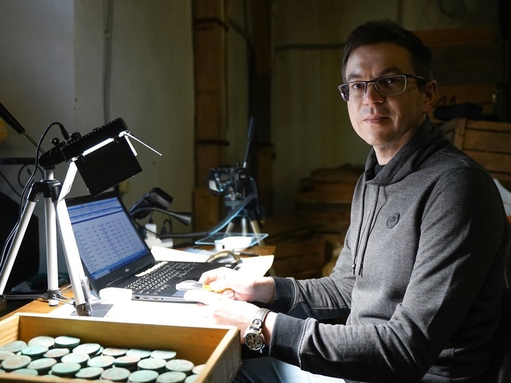 Опытный нумизмат изучает крупнейший клад из коллекции Псковского музея