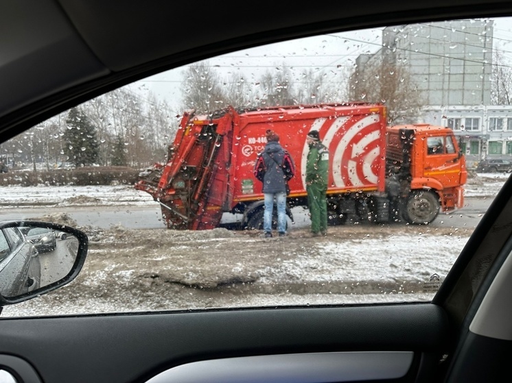 В Твери возле Южного моста под мусоровозом провалился асфальт