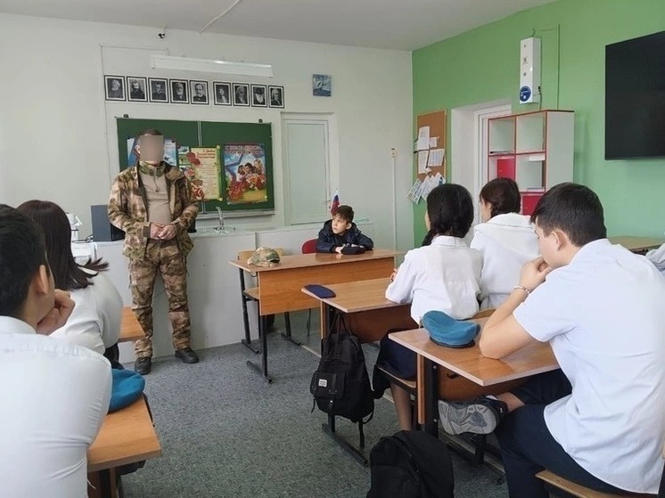 Участник СВО навестил родную школу в Астрахани