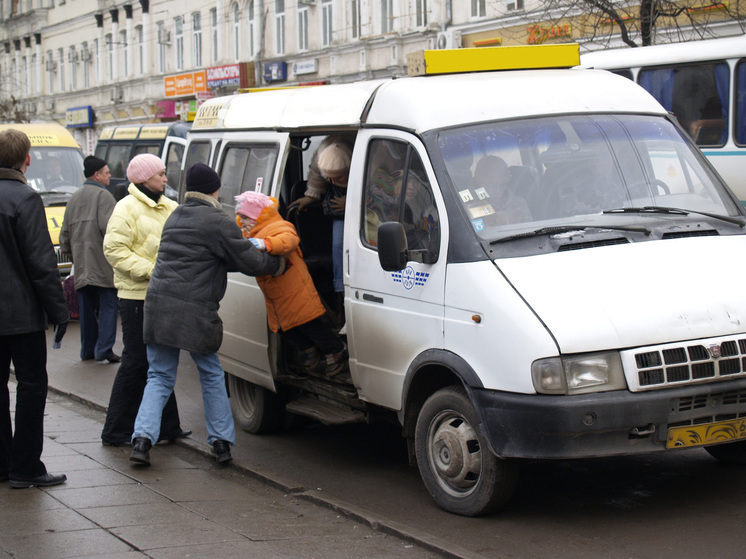 Саратовских транспортников высаживают из автобусов