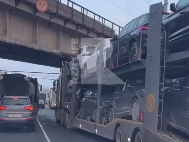 На Южной окружной в Рязани под путепроводом застрял автовоз