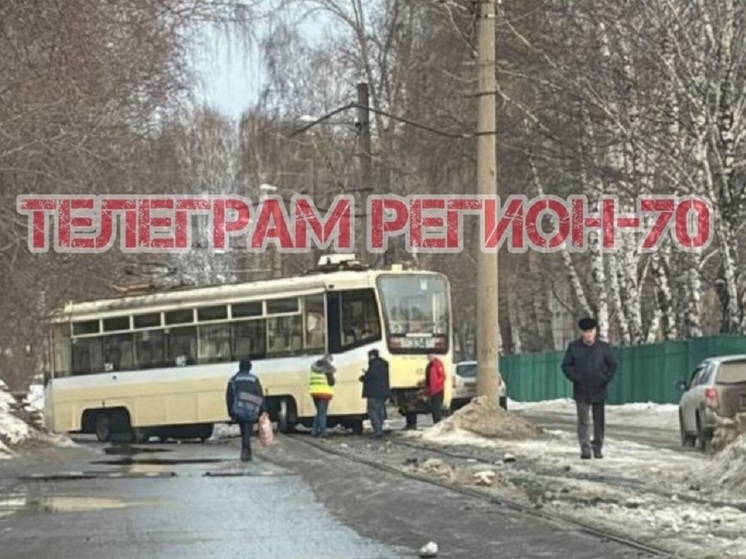 Трамвай сошел с рельс и заблокировал проезд на Салтыкова-Щедрина