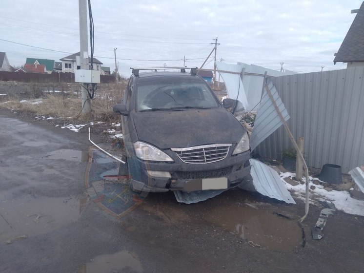 В СНТ «Флора» под Тосно легковушка влетела в забор