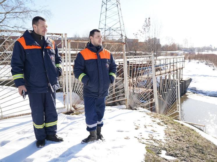 Спасатели патрулируют малые реки Вологды