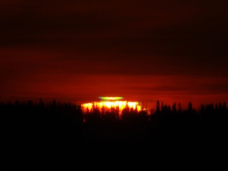 Таинственный зеленый луч запечатлели в небе над Карелией