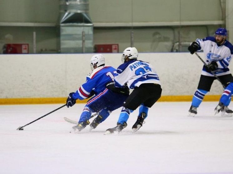 Начались полуфиналы чемпионата Смоленской области по хоккею с шайбой