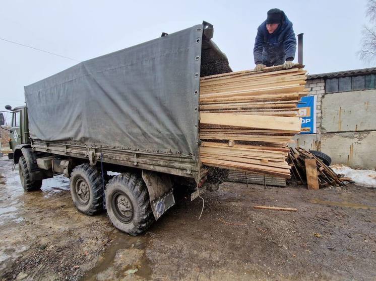Из Орловской области в зону СВО отвезли 20 кубометров доски и 5 бензопил