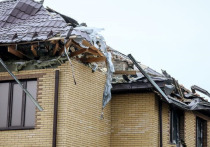 Различные разрушения получили частные дома, квартиры, автомобили, здания школы и детского сада