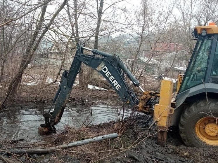 В Курске провели противопаводковые мероприятия на реке Кур в ЦАО