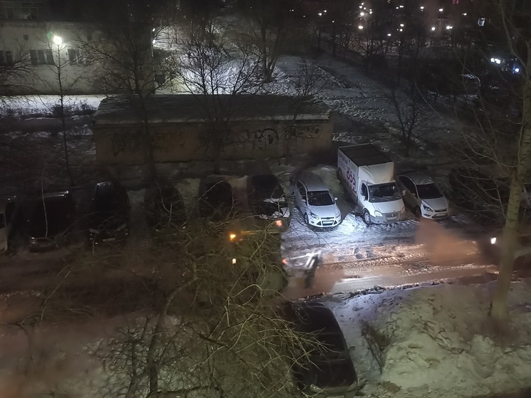 В Оренбурге дорогу на Малой земле удосужились почистить от снега и льда только весной