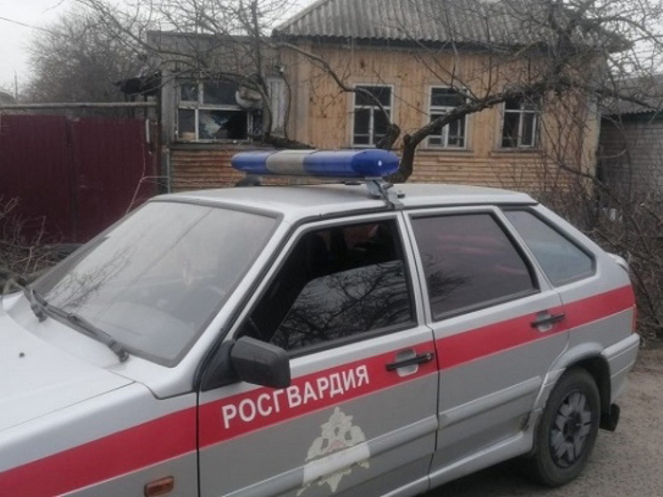 В Коренево Курской области росгвардейцы спасли мужчину из горящего дома
