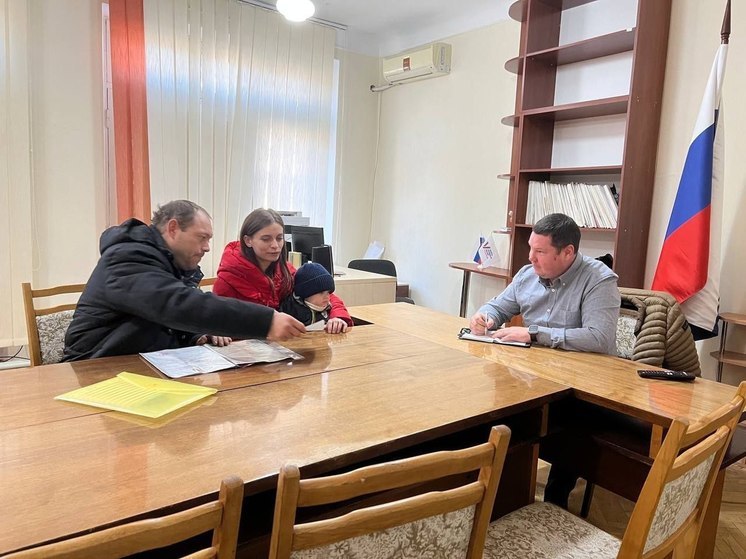 Виталий Гура провел прием жителей Новой Каховки