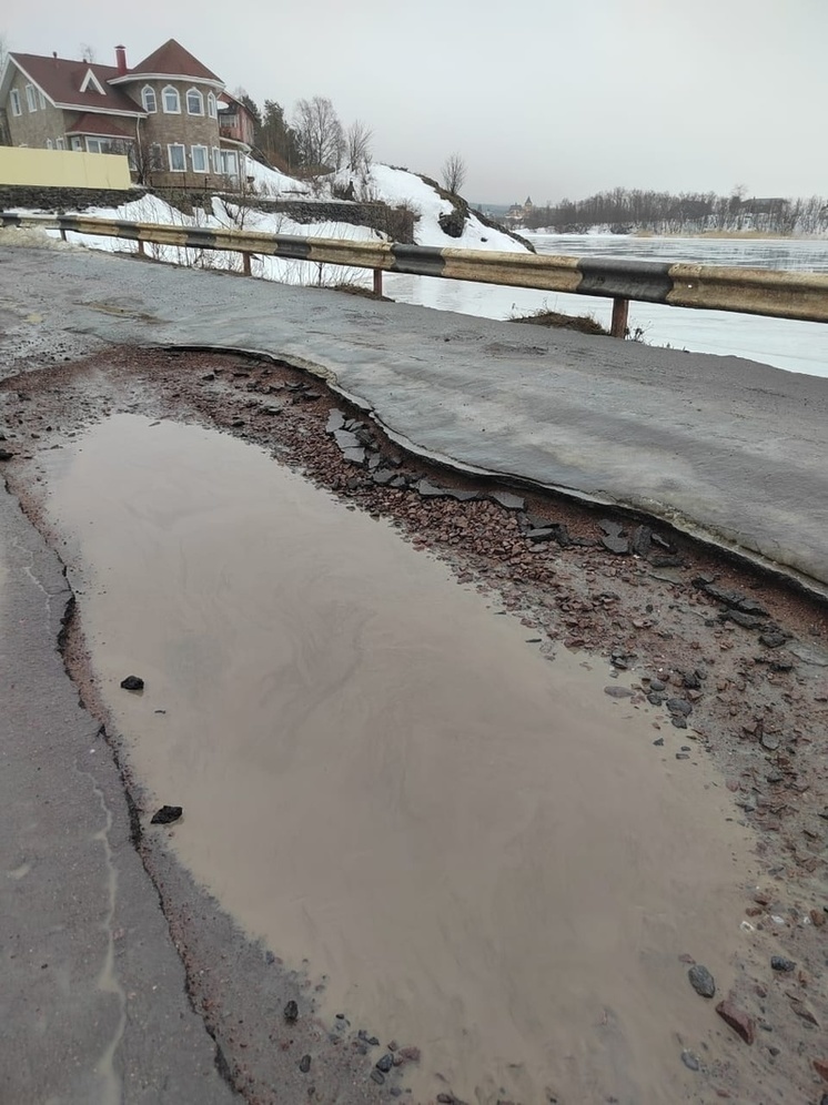 Настоящий пруд появился посреди дороги в Карелии