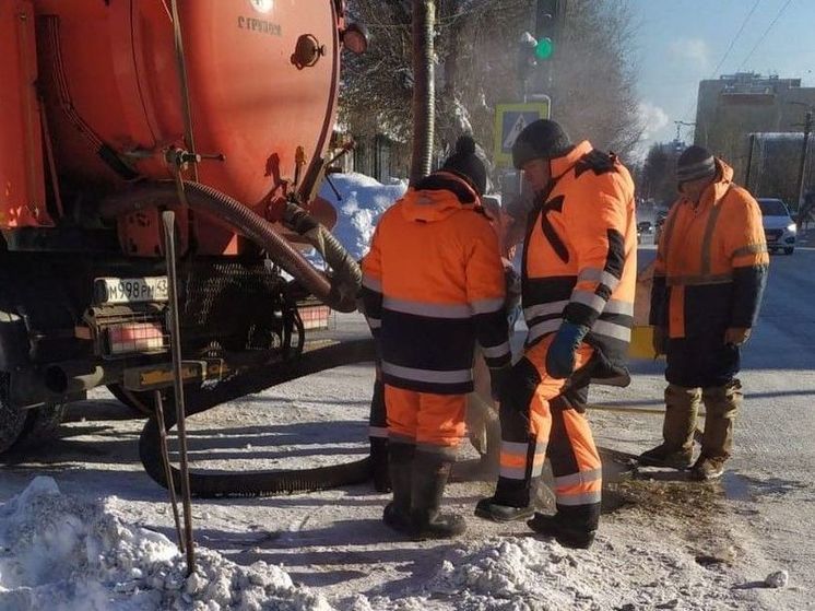 В Кирове продолжают прочищать ливнёвки с помощью горячей воды