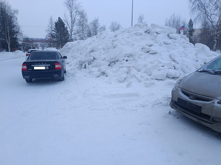 В Надыме припаркованные авто помешали коммунальщикам вывезти огромную гору снега