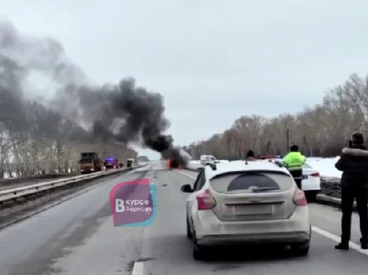Автомобиль врезался в фуру и сгорел на трассе в Алтайском крае