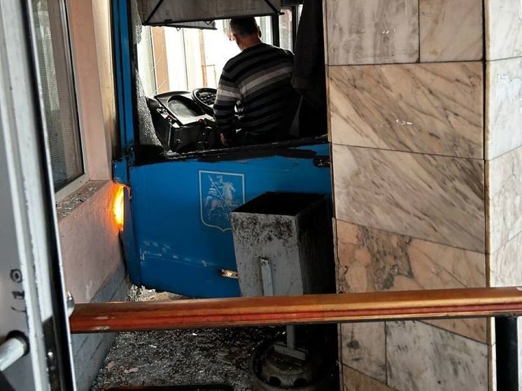 В Дмитрове рейсовый автобус протаранил автовокзал