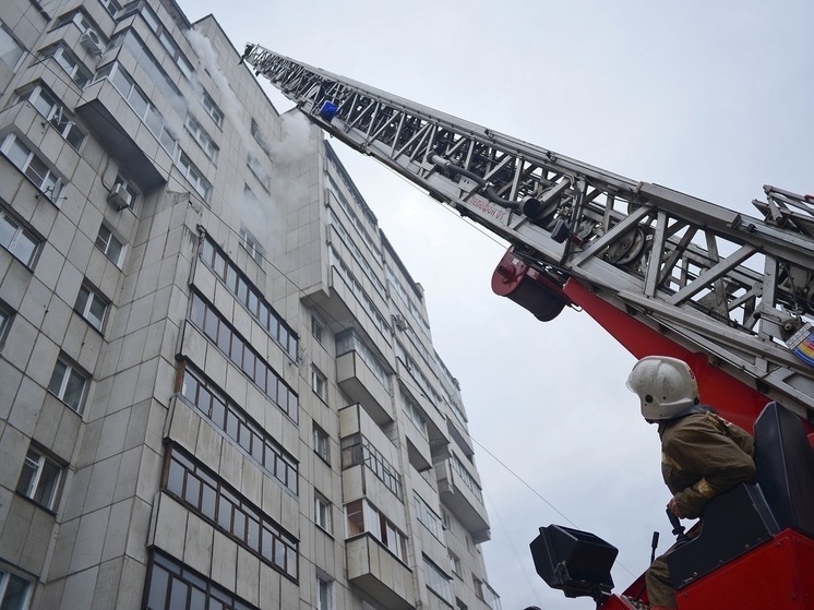  Из горящей многоэтажки в Екатеринбурге эвакуируют людей