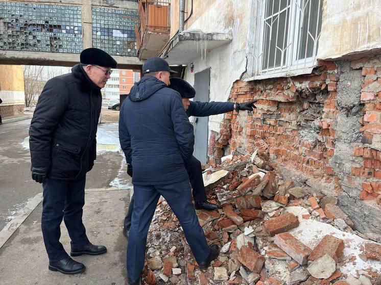 В мэрии Улан-Удэ взяли под контроль ситуацию с обрушением кладки стены в жилом доме