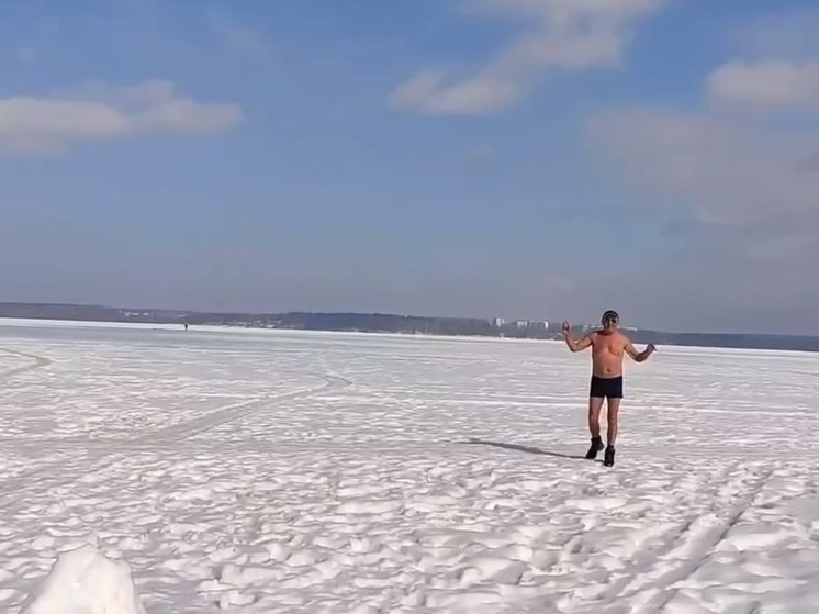 Житель Подмосковья активно загорает на озере Сенеж