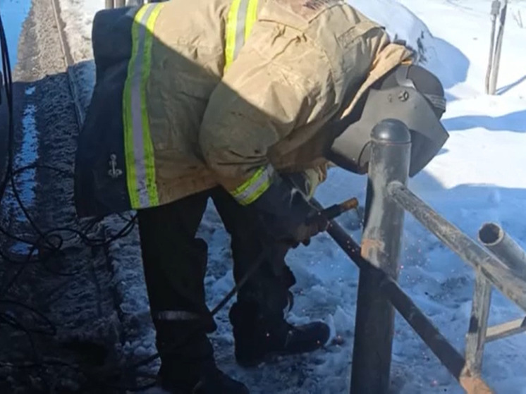 Рабочие в Петрозаводске чинят заборы, которые уборщики сломали за зиму