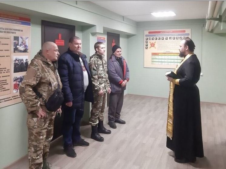 В Орле священник напутствовал добровольцев перед отправкой в зону СВО