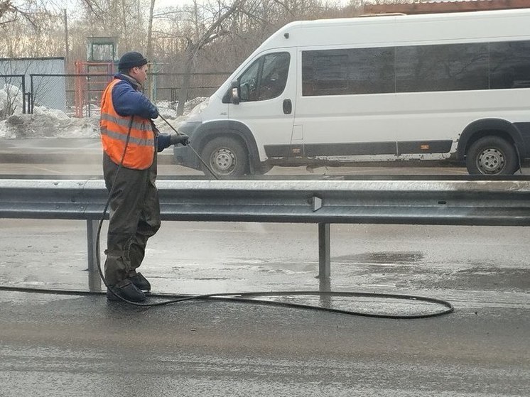 Дорожные ограждения моют в Иркутске