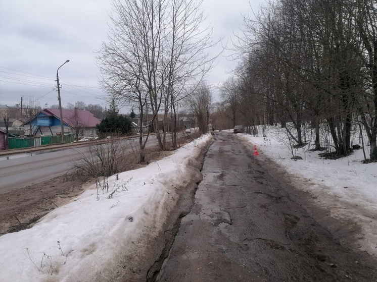 В Тверской области невнимательный водитель не заметил пешехода возле дома