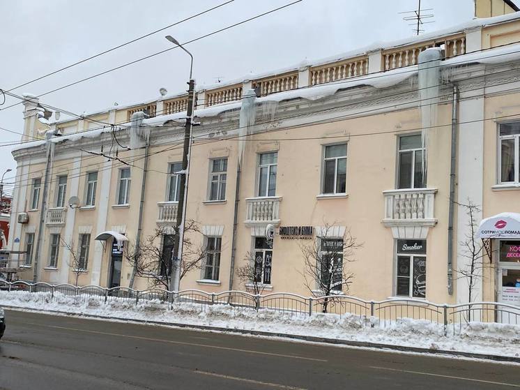 В Калужской области произошло 8 случаев падения льда с крыш на людей