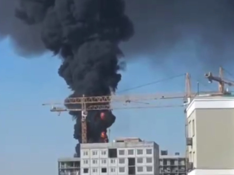 Строящийся дом загорелся в деревне Ермолино Ленинского округа