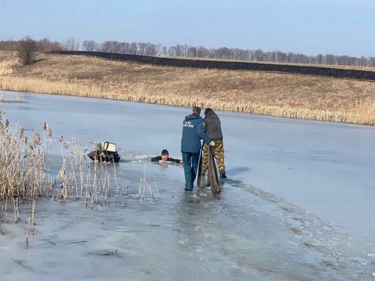 В Курской области спасли провалившихся под лёд мужчин
