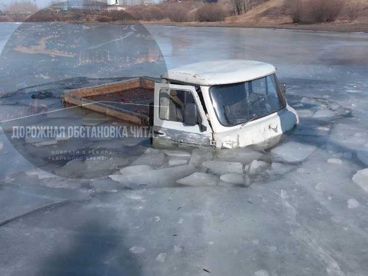 УАЗ провалился под лед на реке Нерче в Забайкалье