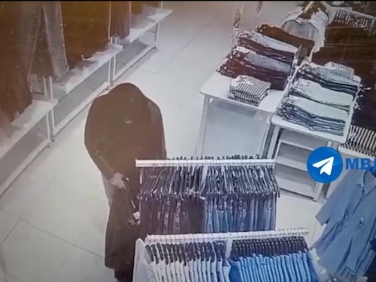 В Энгельсе на улице торгуют ворованными джинсами