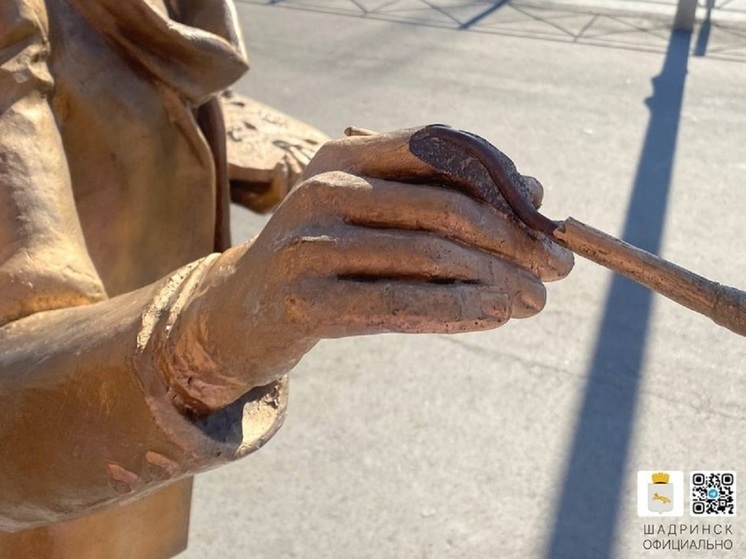Вандалы оторвали палец у скульптуры художника в Шадринске