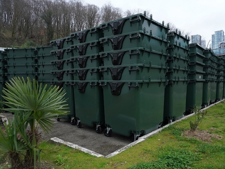 В Сочи доставили крупную партию контейнеров для накопления твердых коммунальных отходов