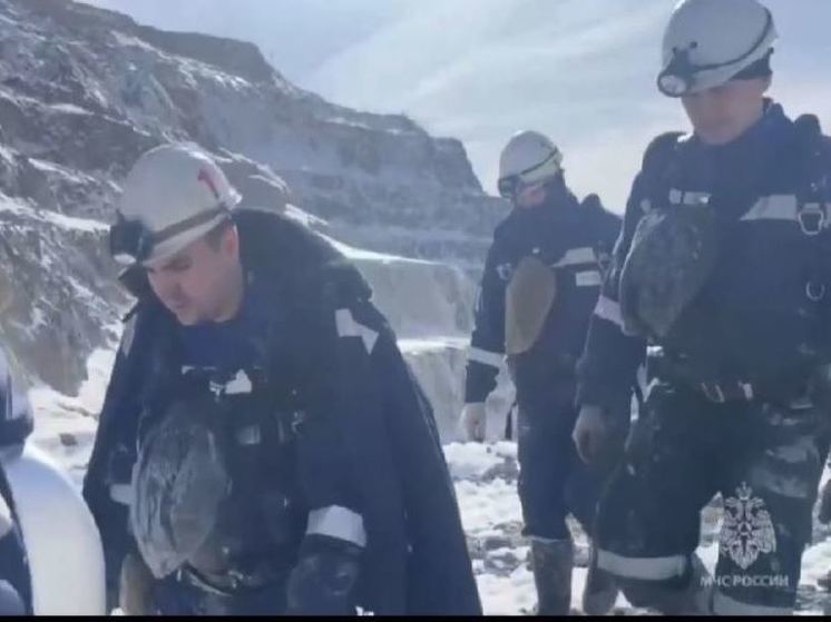 Прибывшие с Кузбасса спасатели приступили к работе в обвалившейся шахте в Приамурье