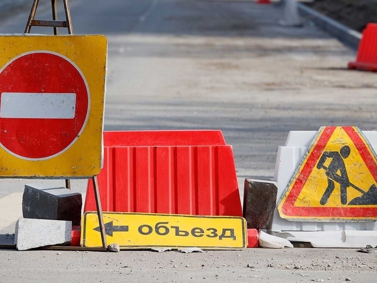 Движение автомобилей закрыли на привокзальной площади псковского аэропорта