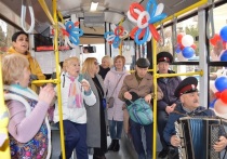 В десятую годовщину воссоединения Крыма с Россией по Ялте прокатился празднично украшенный «поющий троллейбус»