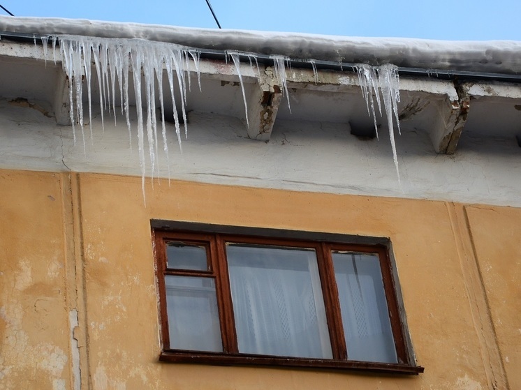 Госжилстройнадзор собирает жалобы свердловчан на ледяные глыбы на крышах