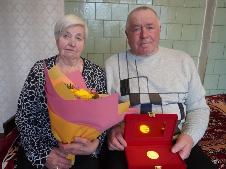 Супруги из Опочки отпраздновали 50 лет совместной жизни и получили награду