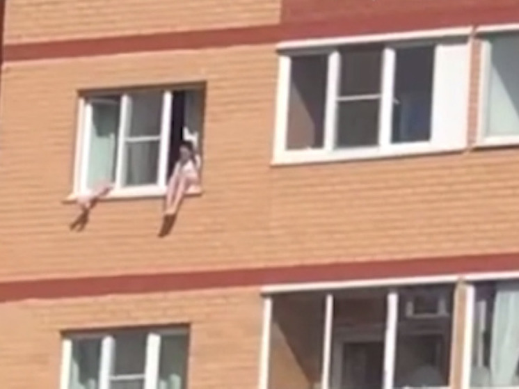 В Звенигороде заметили детей, балансирующих на окне высотки