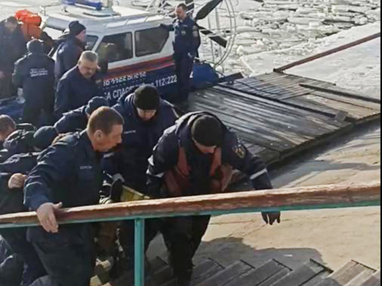 В среду в Воронеже спасатели выловили из-подо льда 2-х рыбаков