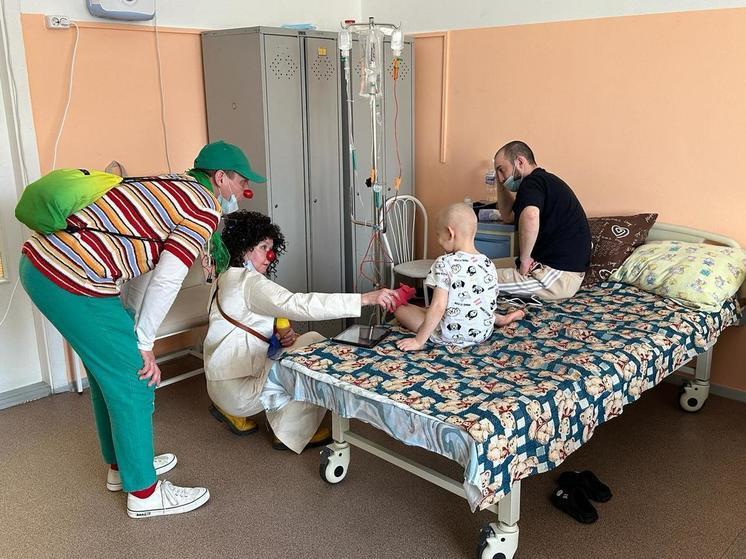 Для маленьких тяжелобольных пациентов областной клинической больницы Иркутска пригласили клоунов