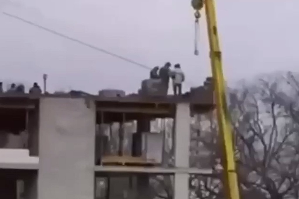 Ukrainian military commissars climbed onto the roof of the construction site and handed out summonses to the workers