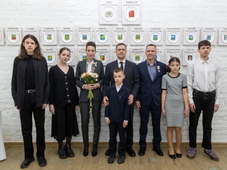 Многодетную семью из Пскова наградили медалью «Родительская слава Псковской области»
